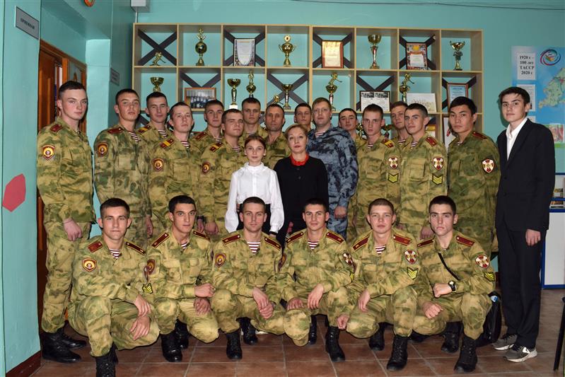 Курсанты Новосибирского военного института Росгвардии провели уроки мужества для казанских школьников 