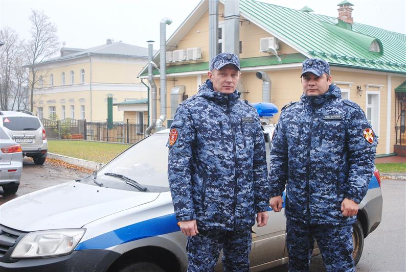Кировские росгвардейцы задержали злоумышленника, незаконно проникшего в чужую квартиру и угрожавшего убийством её хозяину