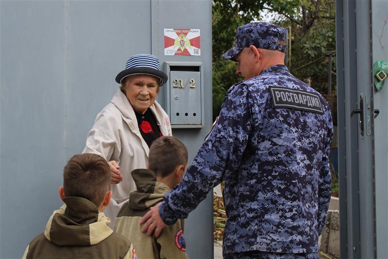 Севастопольские росгвардейцы вместе с журналистами и юнармейцами побывали в гостях у родственницы композитора-участника Крымской войны