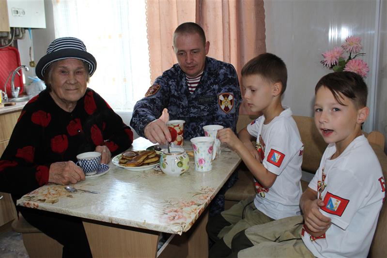 Севастопольские росгвардейцы вместе с журналистами и юнармейцами побывали в гостях у родственницы композитора-участника Крымской войны