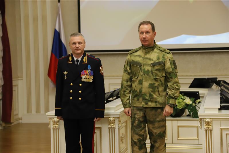Директор Росгвардии генерал армии Виктор Золотов вручил награды военнослужащим и сотрудникам ведомства, отличившимся при ликвидации последствий наводнения в Иркутской области (видео)
