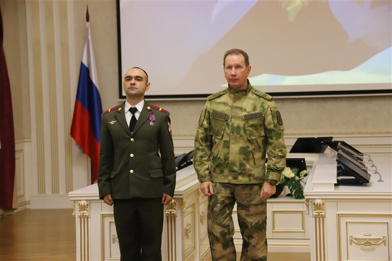 Директор Росгвардии генерал армии Виктор Золотов вручил награды военнослужащим и сотрудникам ведомства, отличившимся при ликвидации последствий наводнения в Иркутской области (видео)