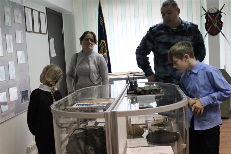 В рамках всероссийского проекта нижневартовский ОМОН посетили юные герои 