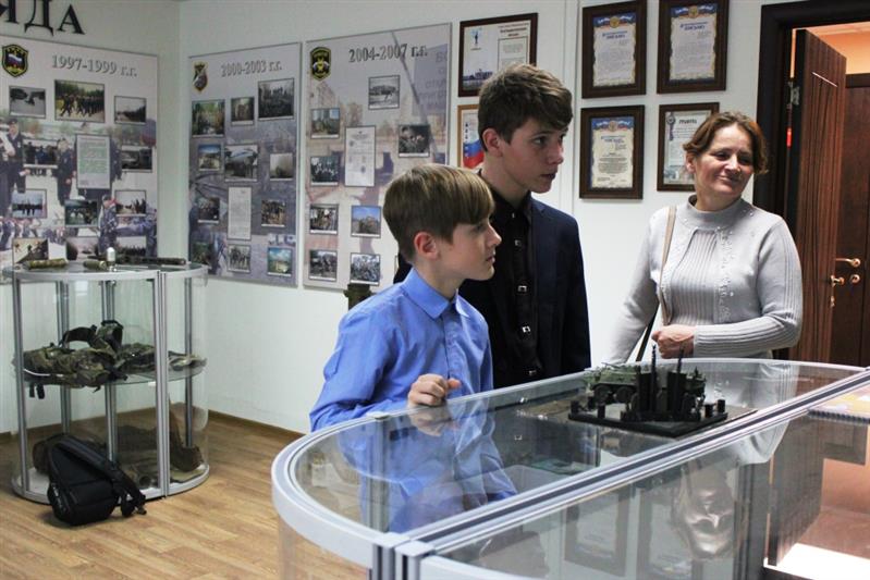 В рамках всероссийского проекта нижневартовский ОМОН посетили юные герои 