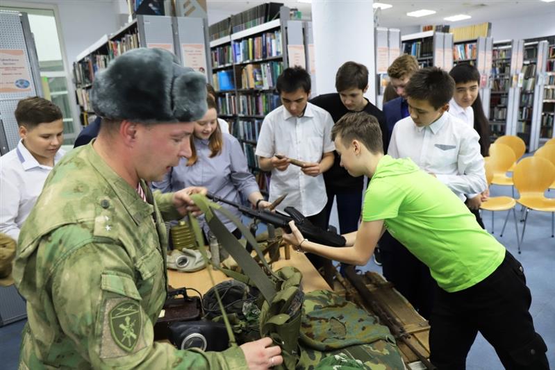В Югре росгвардейцы совместно с окружной библиотекой провели Урок мужества, посвященный 100-летию со дня рождения Михаила Калашникова 