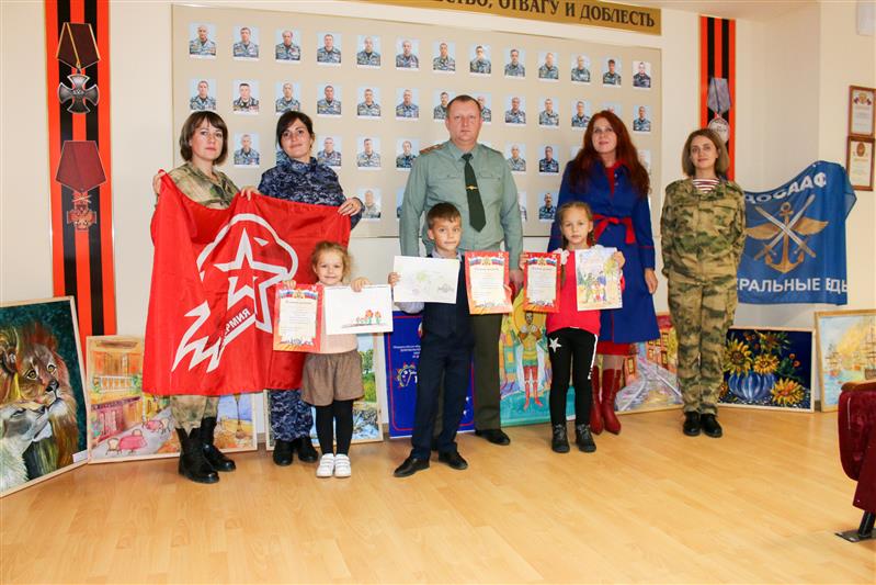 В рамках фестиваля Росгвардии «Безопасный город» в Ставрополе состоялась выставка картин юных художников 