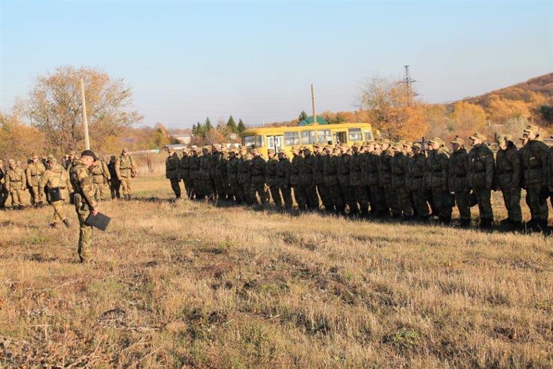 Сотрудники ОМОН и СОБР провели показное занятие для первокурсников Саратовского военного института Росгвардии  