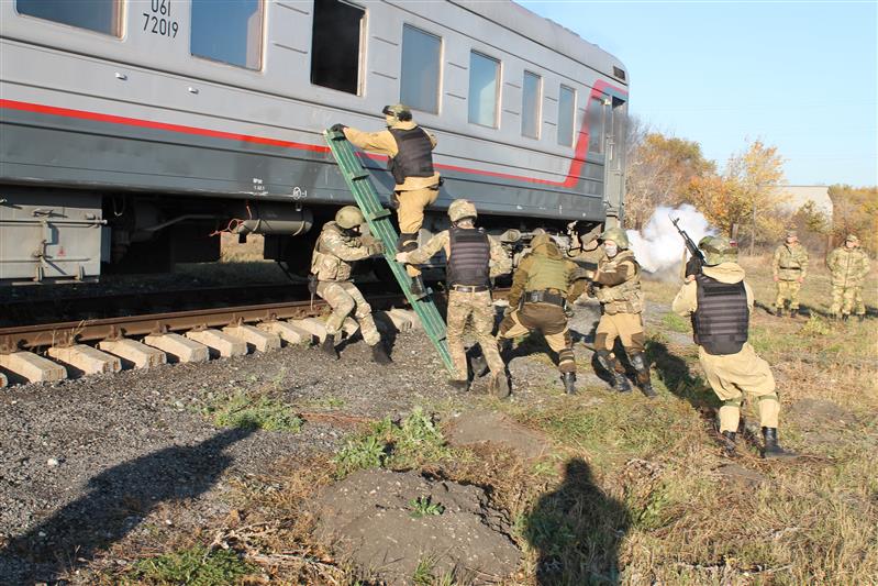 Сотрудники ОМОН и СОБР провели показное занятие для первокурсников Саратовского военного института Росгвардии  