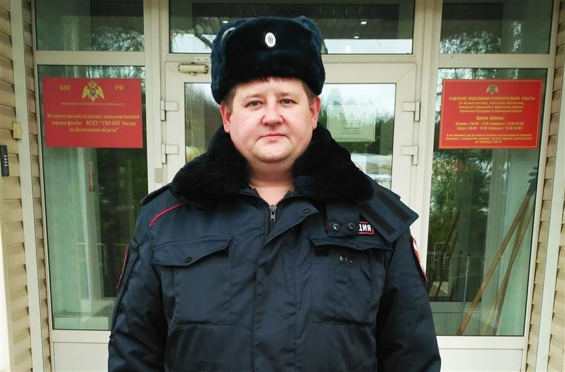 В Великом Устюге сотрудник вневедомственной охраны спас мужчину, собиравшегося спрыгнуть с моста