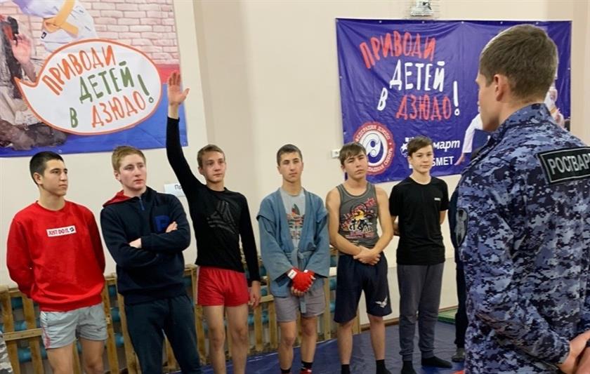 Сотрудник Росгвардии провел мастер-класс по греко-римской борьбе для начинающих зауральских спортсменов
