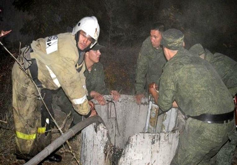 В Севастополе военнослужащие Росгвардии и пожарные спасли подростка, упавшего в цистерну с мазутом