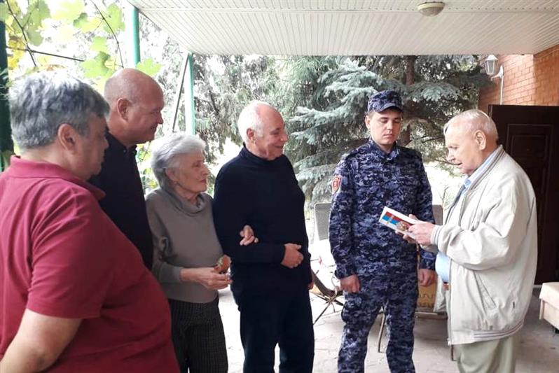 Сотрудники донской Росгвардии поздравили ветерана службы в рамках акции «Заботой согреем сердца»