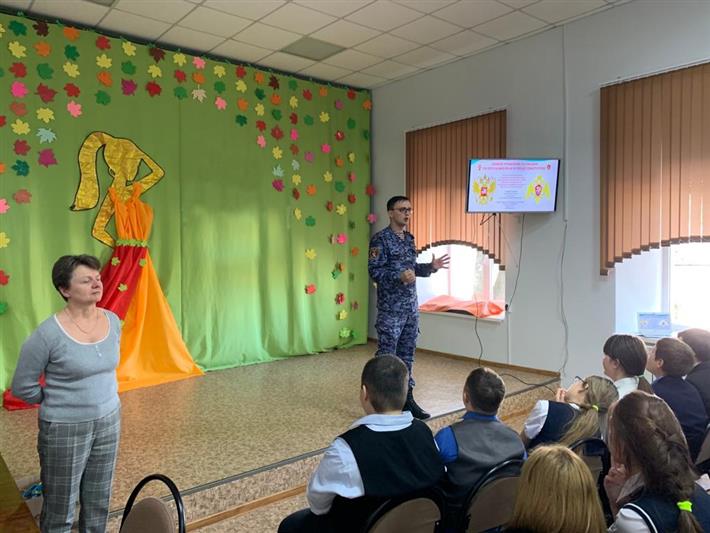 В Крыму офицер Росгвардии встретился с учащимися школы для детей с ограниченными возможностями здоровья