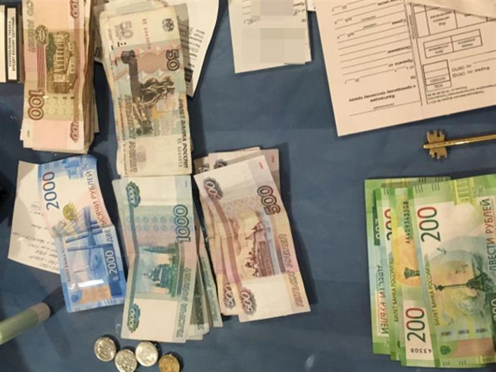 Незаконную игорную деятельность пресекли  в Абакане сотрудники ОМОН совместно с  полицейскими (видео)