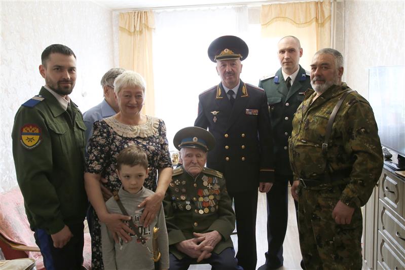 Руководитель тероргана Росгвардии по Челябинской области поздравил с 105-летием  ветерана Великой Отечественной войны 