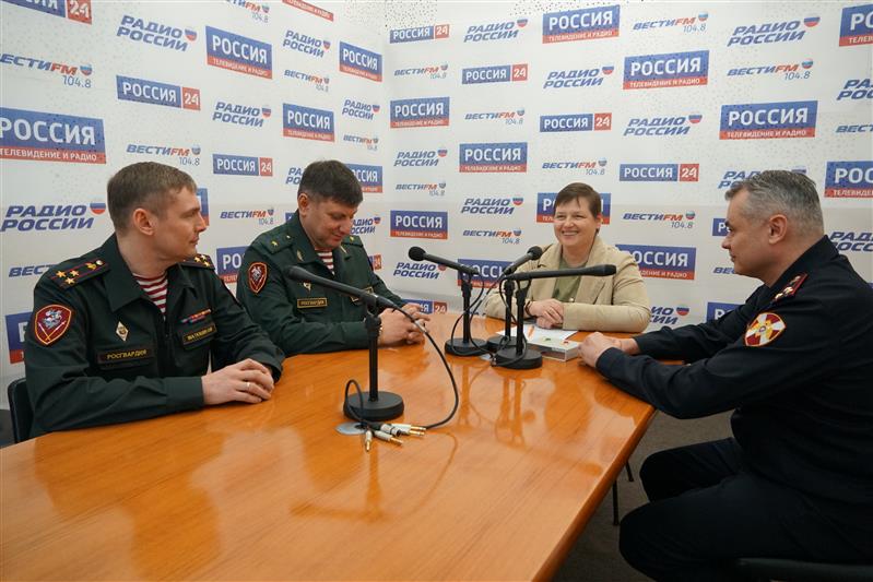 Представители командования Восточного округа Росгвардии поздравили личный состав ведомства в эфире «Радио России»