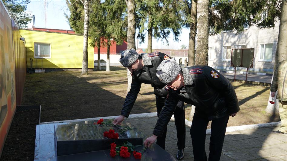 В Пскове военнослужащие и сотрудники Росгвардии почтили память погибших товарищей