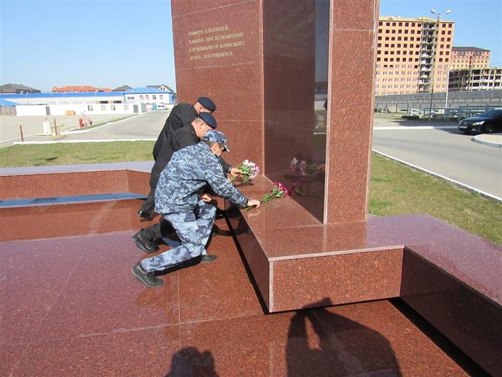 В Дагестане росгвардейцы почтили память погибших сослуживцев
