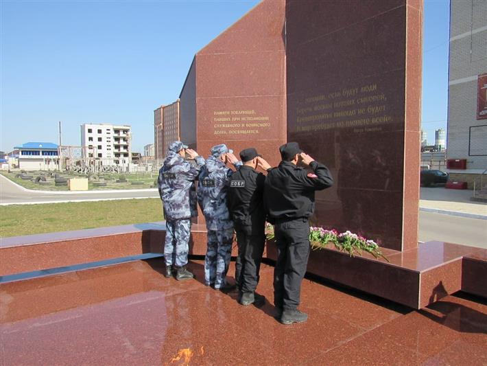 В Дагестане росгвардейцы почтили память погибших сослуживцев