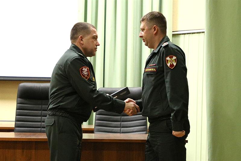 В преддверии Дня Росгвардии командующий Северо-Кавказским округом вручил награды военнослужащим и сотрудникам ведомства