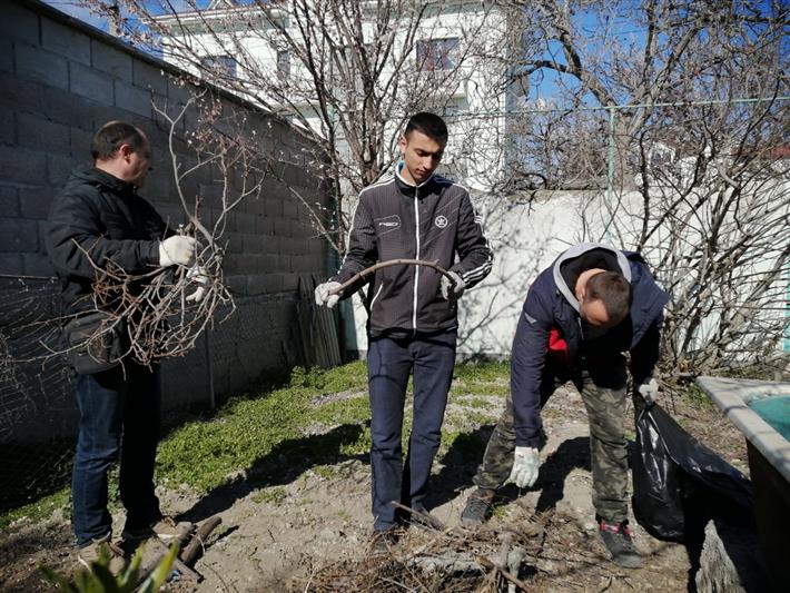 Севастопольские росгвардейцы помогли по хозяйству 89-летней труженице тыла
