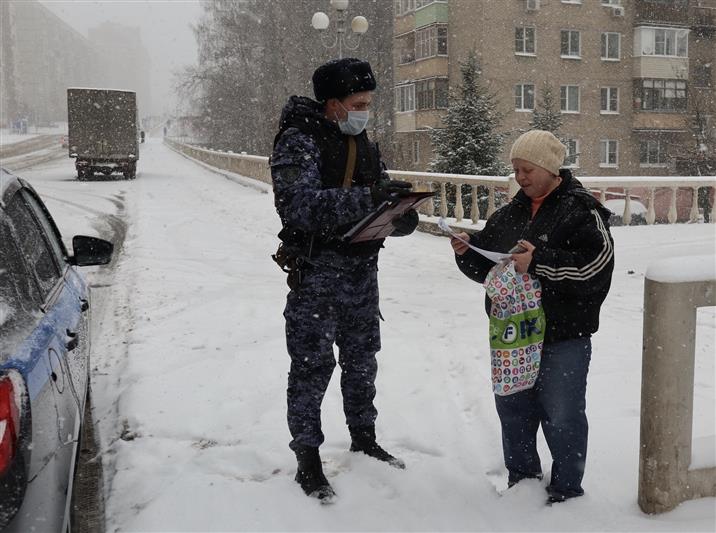 В Подмосковье росгвардейцы продолжают призывать граждан оставаться дома