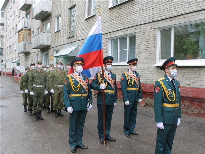 В Сибири ветераны Великой Отечественной войны и войск правопорядка получили трогательные поздравления с Днем Победы в рамках акции «Парад у дома ветерана»