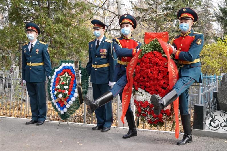 В Уфе открыли памятник генерал-лейтенанту Артуру Ахметханову