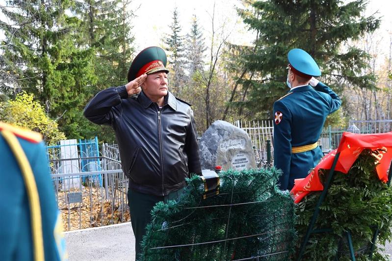 В Уфе открыли памятник генерал-лейтенанту Артуру Ахметханову