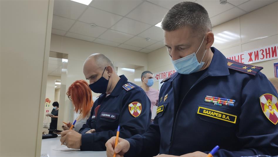 В Севастополе росгвардейцы сдали донорскую кровь