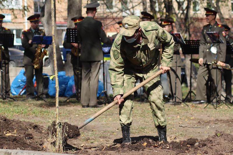 «Лес Победы» высадили росгвардейцы во Владивостоке