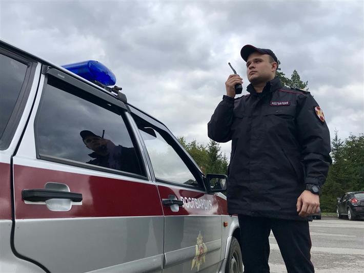 В Омске сотрудники Росгвардии и полиции задержали подозреваемого в угоне автомобиля 