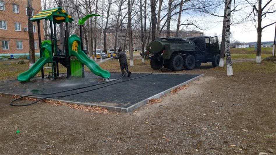 Военнослужащие Росгвардии обрабатывают объекты муниципального образования в Приморье 