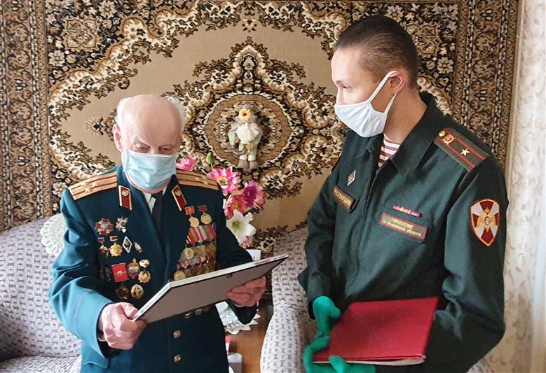 В Иванове сотрудники Росгвардии поздравили ветерана Великой Отечественной войны с 94-летием