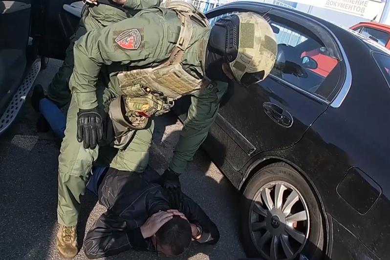 Петербургский СОБР Росгвардии оказал содействие полиции в задержании лиц, подозреваемых в масштабном хищении медикаментов