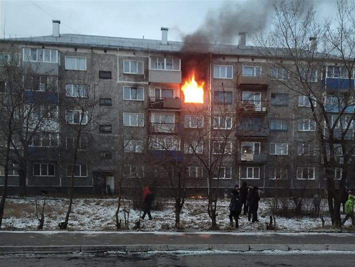 В Кузбассе росгвардейцы оказали содействие спасателям в эвакуации людей на пожаре