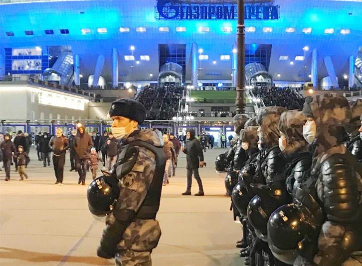 В Санкт-Петербурге сотрудники и военнослужащие Росгвардии обеспечили правопорядок при проведении матча Лиги чемпионов УЕФА