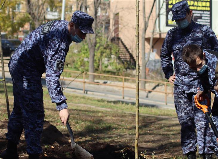  «Лес Победы» высадили росгвардейцы во Владивостоке