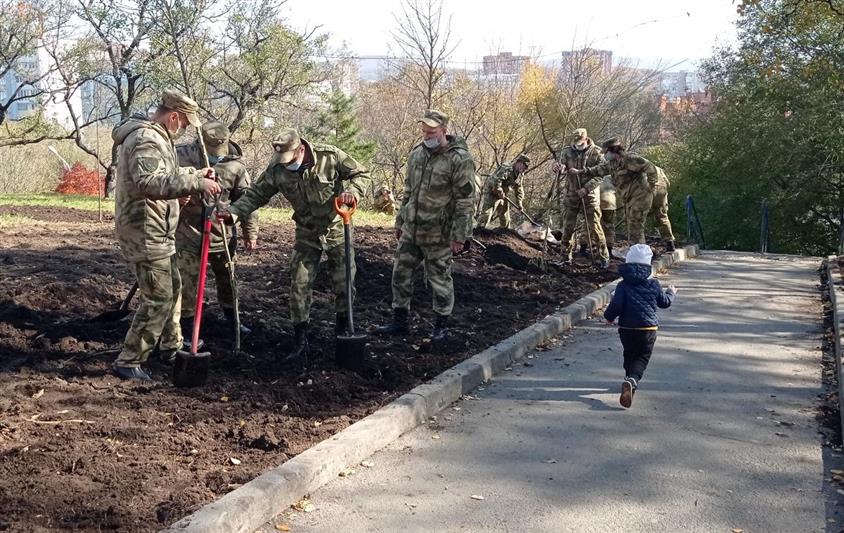  «Лес Победы» высадили росгвардейцы во Владивостоке