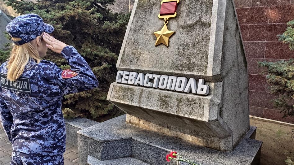    В Севастополе сотрудники Росгвардии почтили память участников обороны города в Великую Отечественную