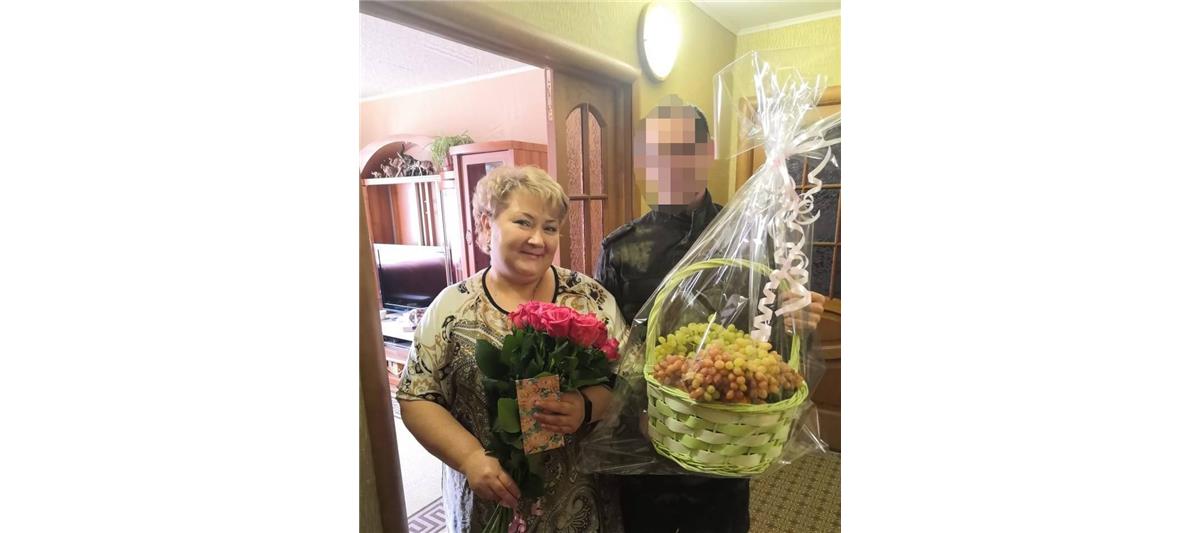 Сотрудники липецкого СОБР поздравили вдову погибшего коллеги с днем рождения