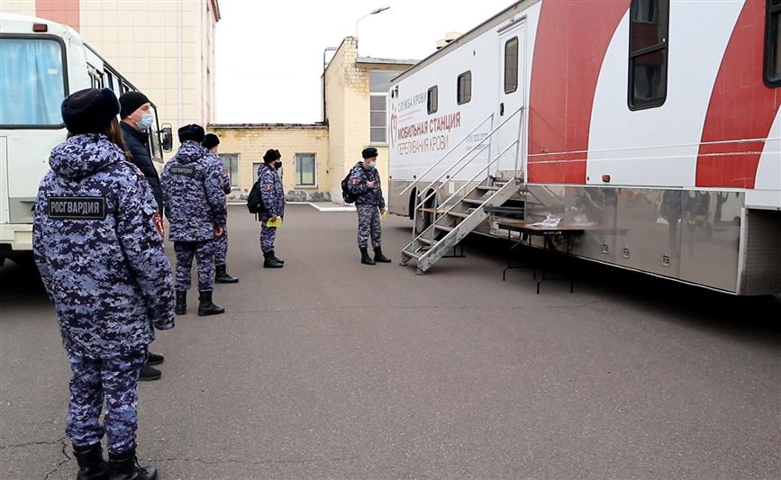 Около 30 литров крови безвозмездно сдали росгвардейцы в рамках донорской акции в Красноярске