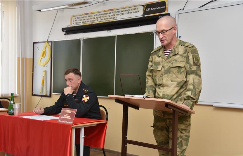 Командир грозненского соединения Росгвардии провел встречу с педагогическим составом ведомственных учебных заведений