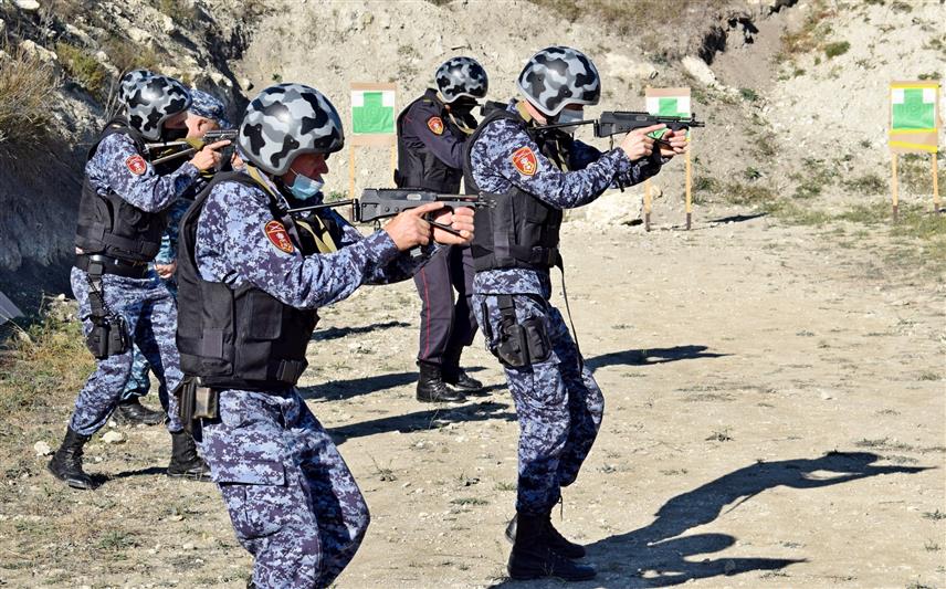 В Крыму прошли совместные тактические занятия сотрудников вневедомственной охраны и СОБР Росгвардии 