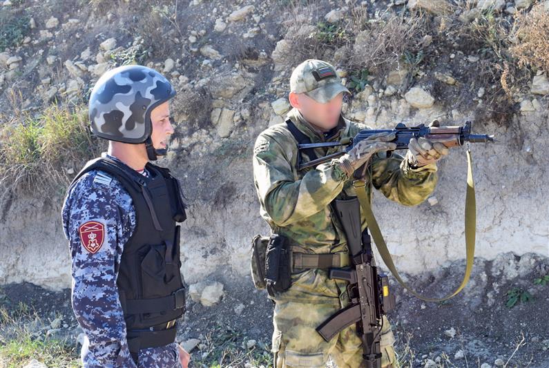 В Крыму прошли совместные тактические занятия сотрудников вневедомственной охраны и СОБР Росгвардии 