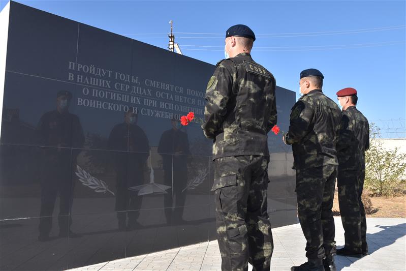 В Калмыкии росгвардейцы почтили память коллег, погибших при выполнении служебного долга