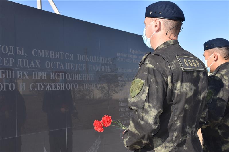В Калмыкии росгвардейцы почтили память коллег, погибших при выполнении служебного долга