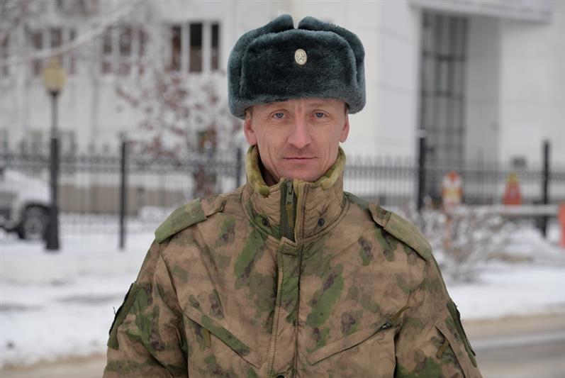 В Югре военнослужащий Росгвардии спас водителя, потерявшего сознание  за рулем