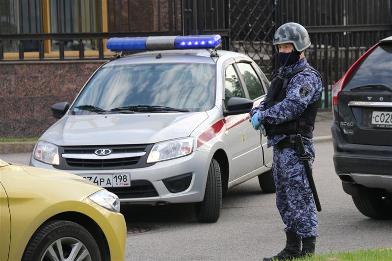 В Санкт-Петербурге росгвардейцы задержали злоумышленника, напавшего с ножом на женщину