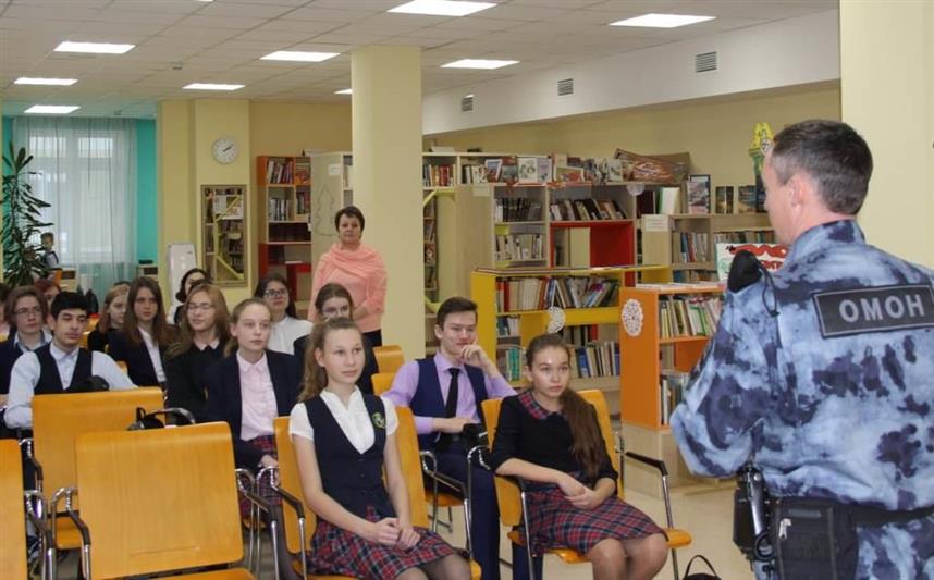 В Тюмени представители Росгвардии поздравили работников библиотек подшефных учебных заведений